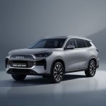 Frontal del nuevo EBRO s800 PHEV MY27 con parrilla de diseño geométrico.