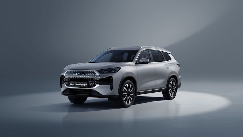 Frontal del nuevo EBRO s800 PHEV MY27 con parrilla de diseño geométrico.