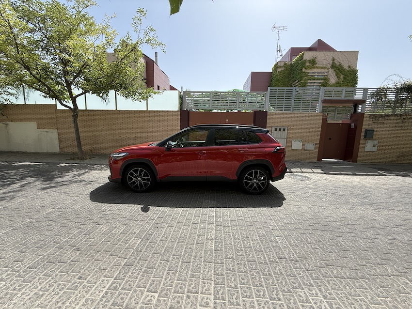 Toyota Corolla Cross aparcado