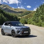 KGM Tívoli SUV urbano con motor turbo gasolina circulando por carretera.
