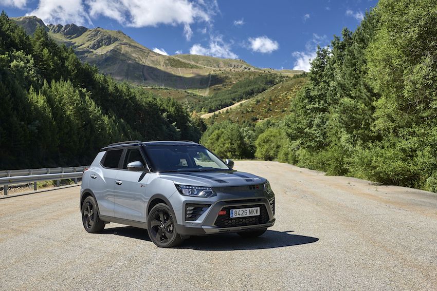 KGM Tívoli SUV urbano con motor turbo gasolina circulando por carretera.