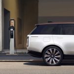 Un Range Rover híbrido enchufable recargando en un punto público de la red europea de JLR.