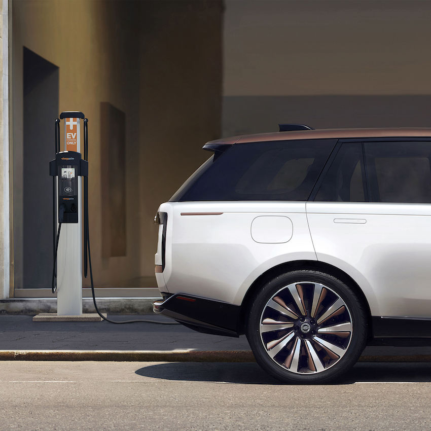 Un Range Rover híbrido enchufable recargando en un punto público de la red europea de JLR.