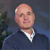 Mark-Camilleri-director-de-Recarga-y-Servicios-Conectados-de-JLR JLR ofrecerá acceso a más de un millón de puntos de recarga en toda Europa para sus vehículos electrificados