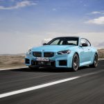 BMW M2 Coupé con M xDrive en color azul circulando por una carretera abierta.