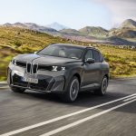 BMW iX5 60 xDrive eléctrico circulando por carretera con el nuevo diseño Neue Klasse.