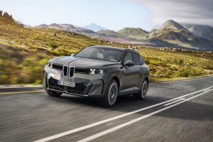 BMW iX5 60 xDrive eléctrico circulando por carretera con el nuevo diseño Neue Klasse.