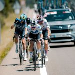 Vehículo Mitsubishi acompañando a los ciclistas durante una competición de la RFEC.