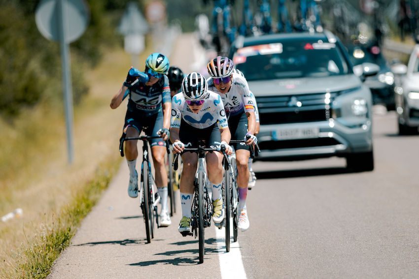Vehículo Mitsubishi acompañando a los ciclistas durante una competición de la RFEC.