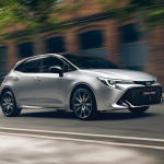 Toyota Corolla Hybrid circulando por una vía urbana.