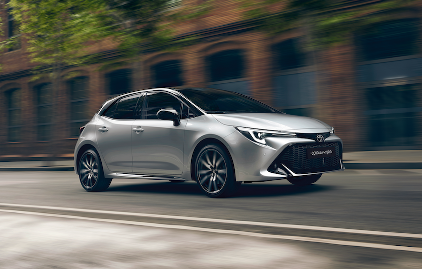 Toyota Corolla Hybrid circulando por una vía urbana.