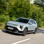Nuevo Kia Niro híbrido circulando por una carretera