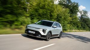 Nuevo Kia Niro híbrido circulando por una carretera