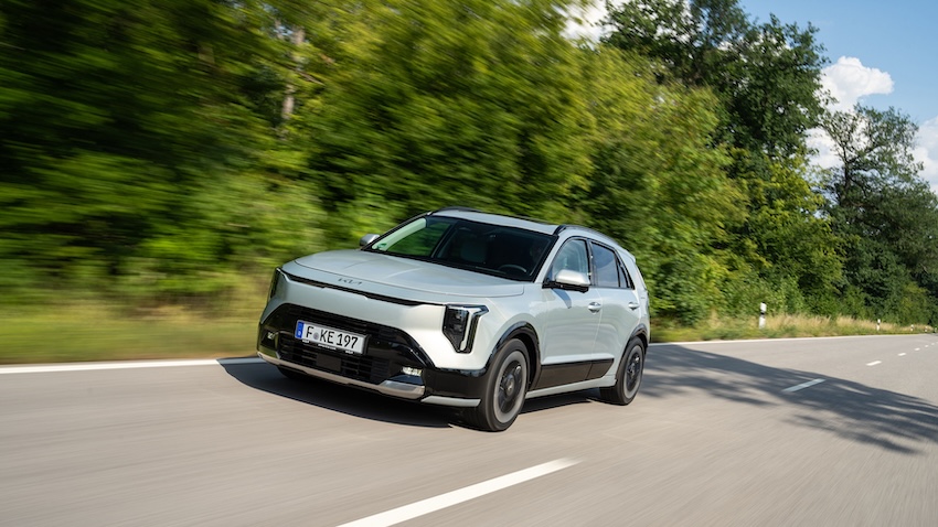 Nuevo Kia Niro híbrido circulando por una carretera