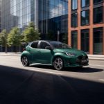 Toyota Yaris Hybrid 2026 en color verde circulando por una zona urbana