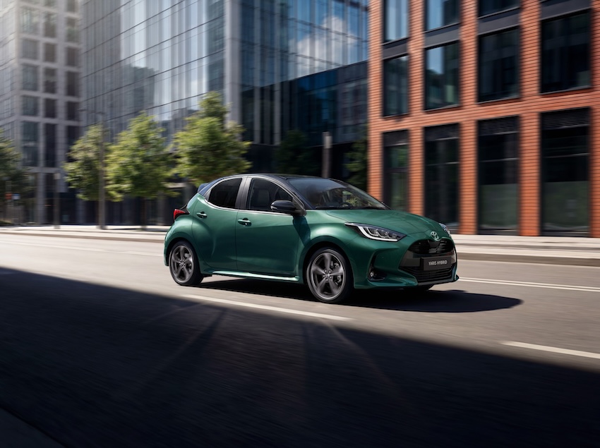 Toyota Yaris Hybrid 2026 en color verde circulando por una zona urbana