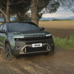 Jeep Avenger 85th Anniversary circulando por un camino de tierra con el nuevo color Forest Green.