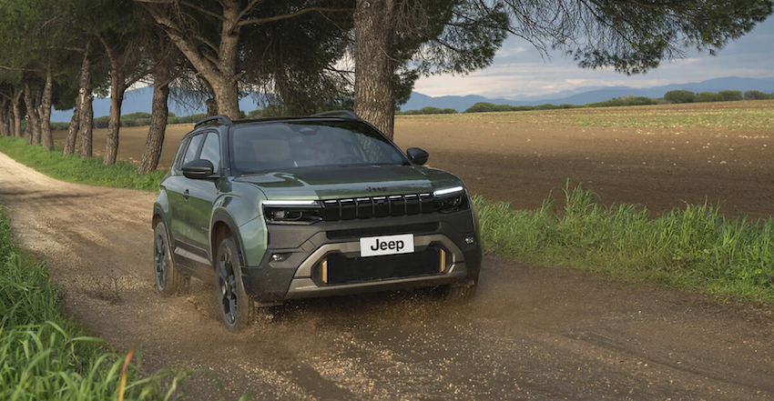 Jeep Avenger 85th Anniversary circulando por un camino de tierra con el nuevo color Forest Green.