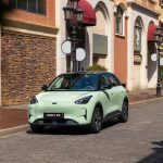 Geely E2 PRO 100% eléctrico circulando por una calle urbana.