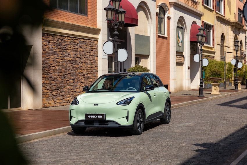 Geely E2 PRO 100% eléctrico circulando por una calle urbana.