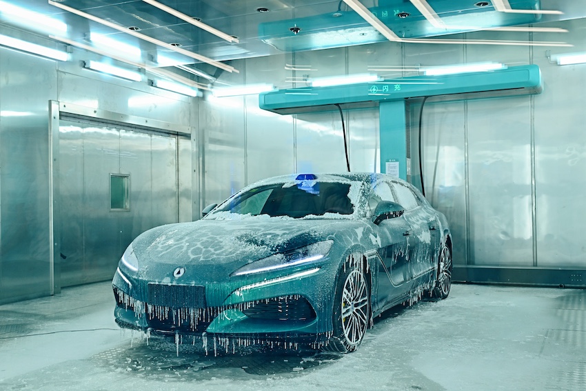 DENZA Z9GT cubierto de hielo durante una prueba de carga FLASH Charging a baja temperatura