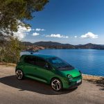 Renault Twingo E-Tech eléctrico Verde Absoluto junto al mar durante una ruta.