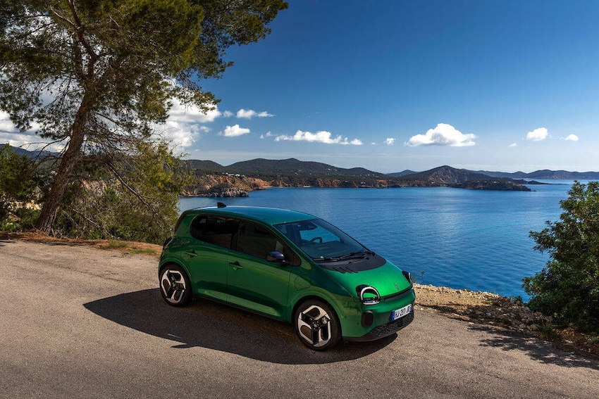 Renault Twingo E-Tech eléctrico Verde Absoluto junto al mar durante una ruta.