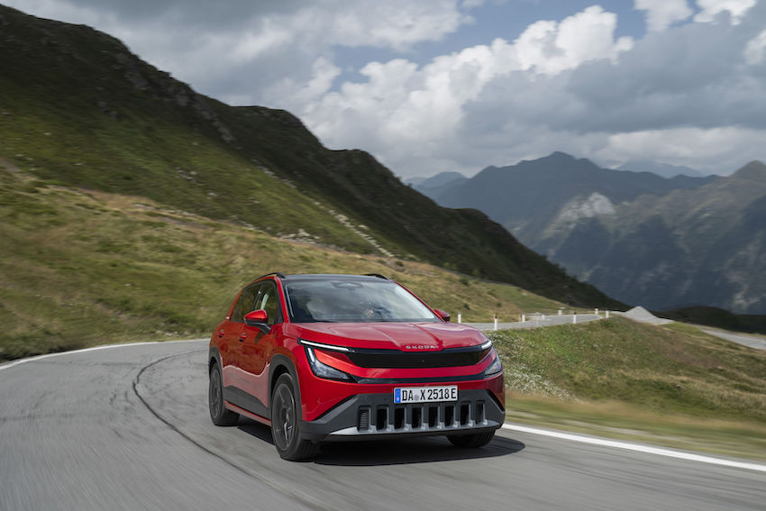Skoda Epic eléctrico por carretera de montaña