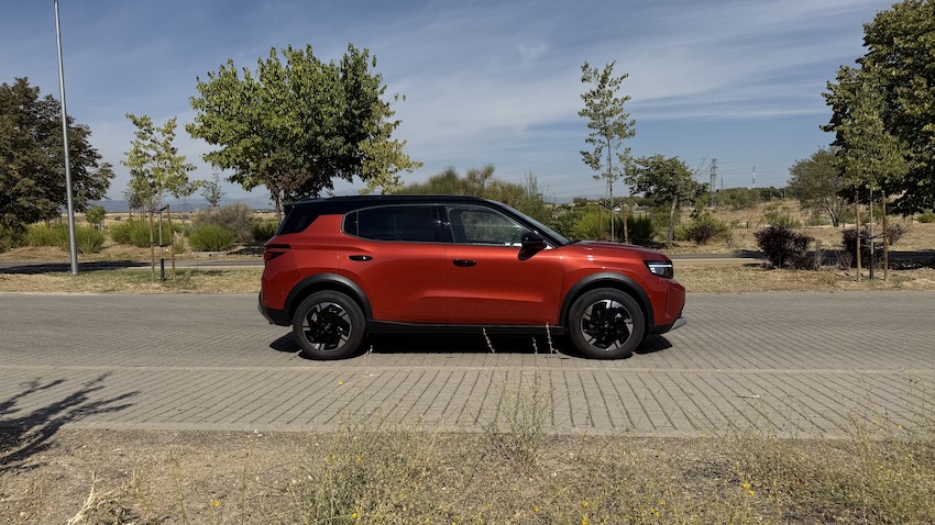 Foto principal Opel Frontera aparcado frente a un campo