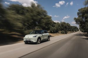 Geely E2 circulando en carretera arretera
