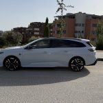 Peugeot 308 SW lateral aparcado