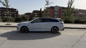 Peugeot 308 SW lateral aparcado