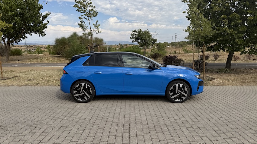 Opel Astra GS Electric 156 CV de perfil