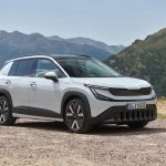 Skoda epic eléctrico parado en la montaña