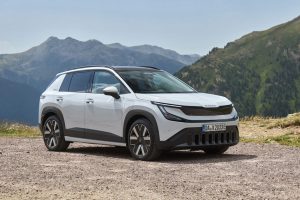 Skoda epic eléctrico parado en la montaña