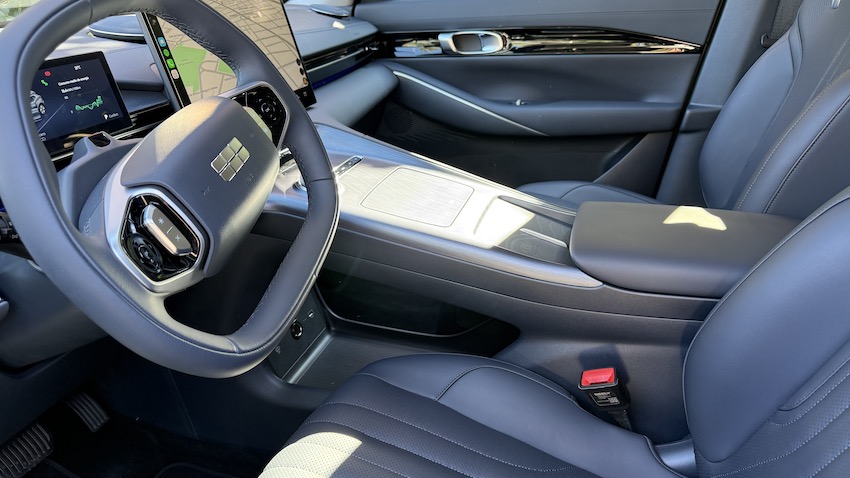 Geely-E5-reposabrazos-delantero Prueba Geely E5 MAX+: un SUV eléctrico de 218 CV