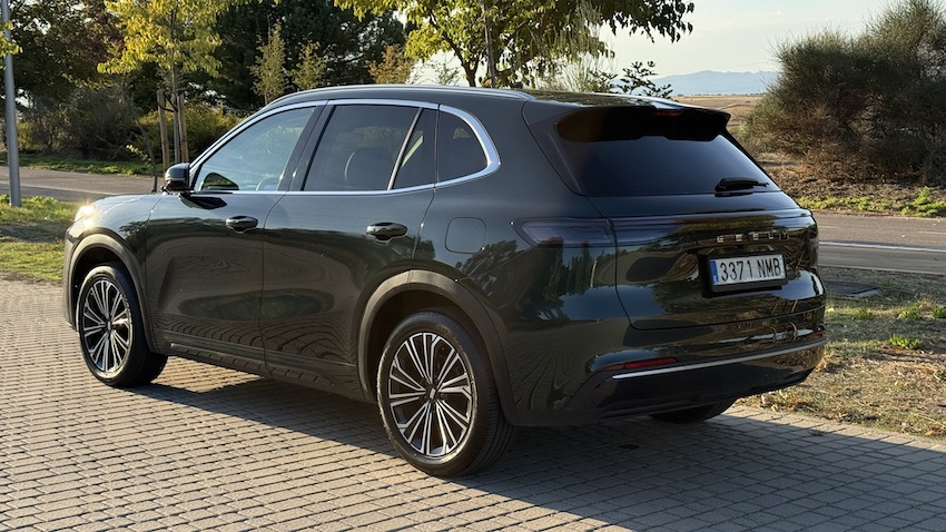 Geely-Starray-EM-i-circulando-de-espaldas-cerca Prueba Geely Starray EM-i: un SUV híbrido enchufable que apuesta por el confort, la tecnología y el espacio