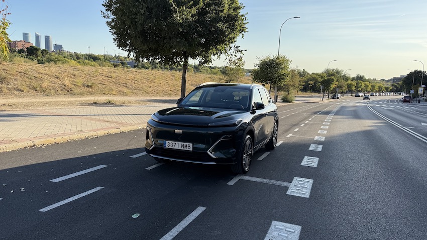 Geely-Starray-EM-i-en-carretera-de-frente Prueba Geely Starray EM-i: un SUV híbrido enchufable que apuesta por el confort, la tecnología y el espacio