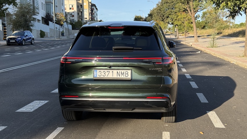 Geely-Starray-EM-i-hub-autopista-trasera Prueba Geely Starray EM-i: un SUV híbrido enchufable que apuesta por el confort, la tecnología y el espacio