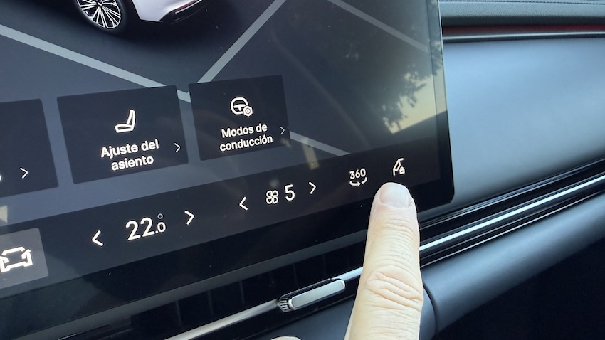 Gelly-apertura-del-combustible Prueba Geely Starray EM-i: un SUV híbrido enchufable que apuesta por el confort, la tecnología y el espacio
