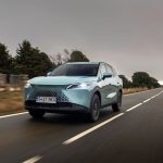OMODA 7 SHS híbrido en carretera circulando de frente