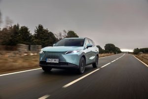OMODA 7 SHS híbrido en carretera circulando de frente