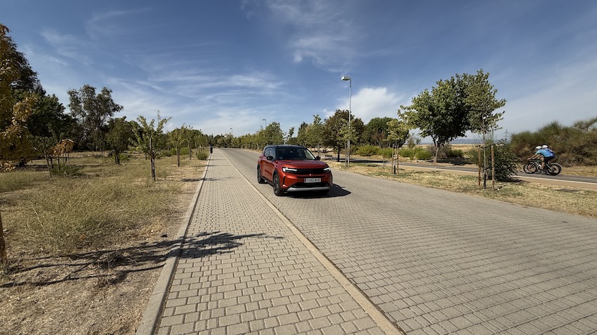 OPEL-FRONTERA-CIRCULANDO-EN-CARRETERA-DE-FRENTE Prueba Opel Frontera GS Electric Extended Range 54 kWh: espacio, sencillez y 408 km de autonomía